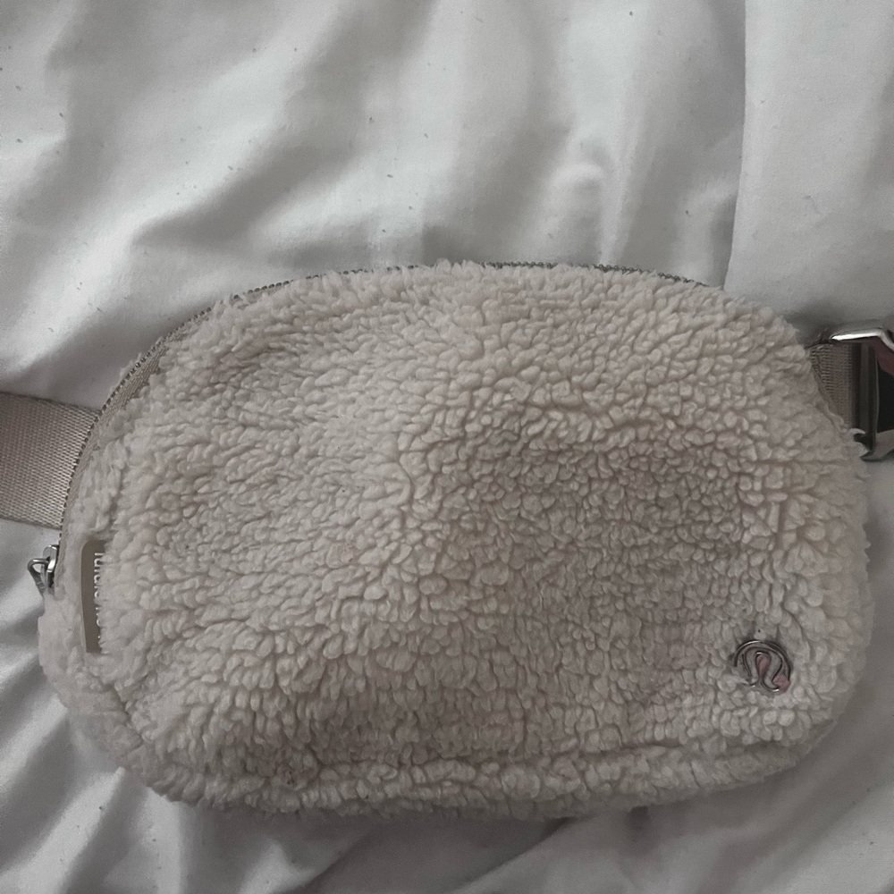 LULULEMON RARE Belt Bag in Cream